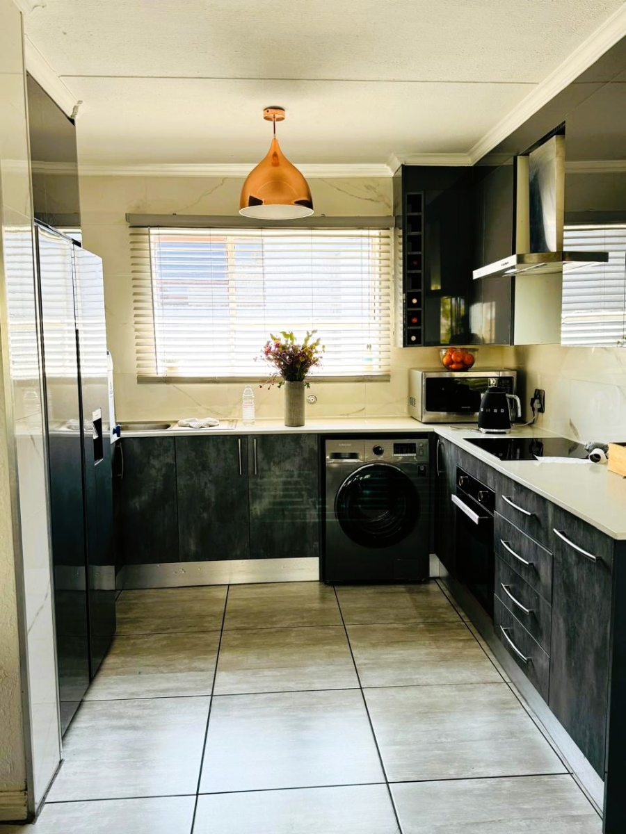 2 Bedroom Property for Sale in Vorna Valley Gauteng