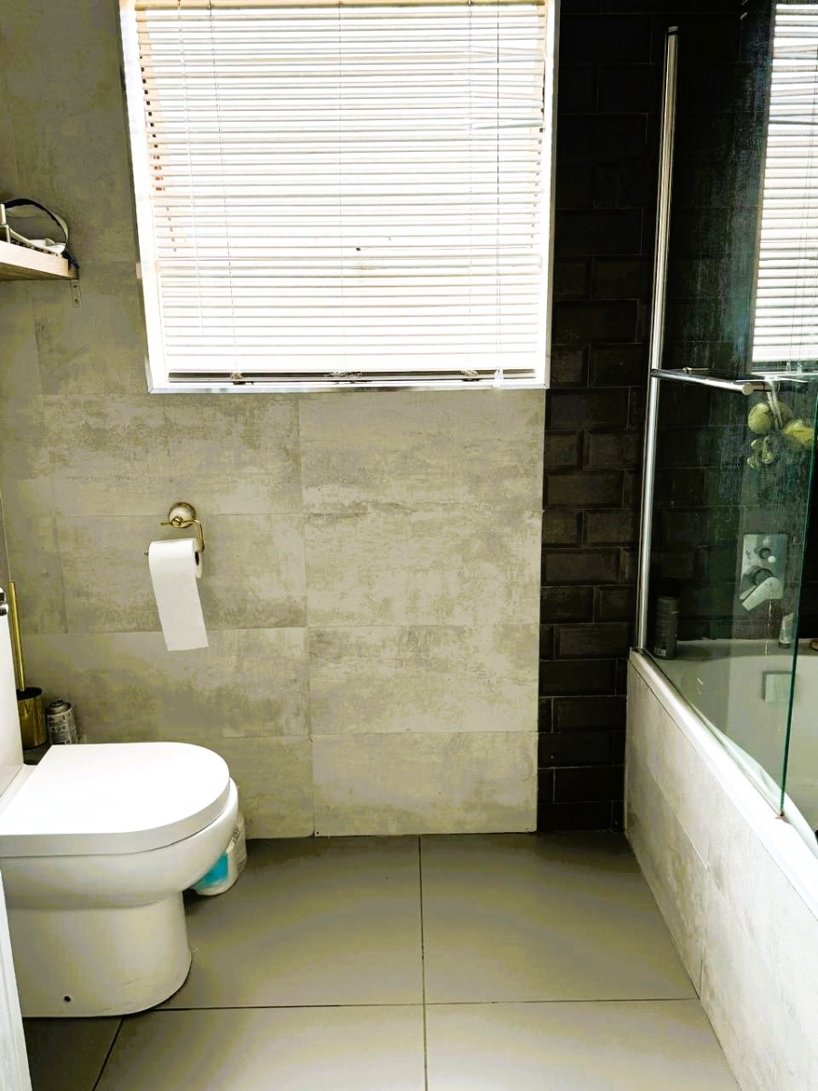 2 Bedroom Property for Sale in Vorna Valley Gauteng