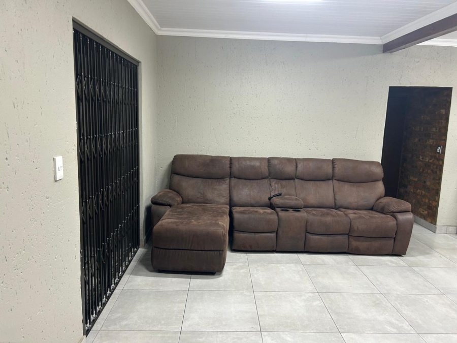 To Let 2 Bedroom Property for Rent in Sonneveld Gauteng