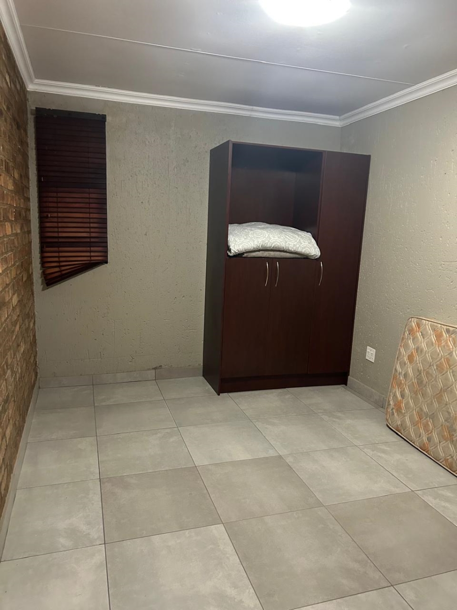 To Let 2 Bedroom Property for Rent in Sonneveld Gauteng