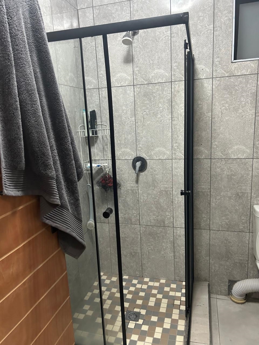 To Let 2 Bedroom Property for Rent in Sonneveld Gauteng