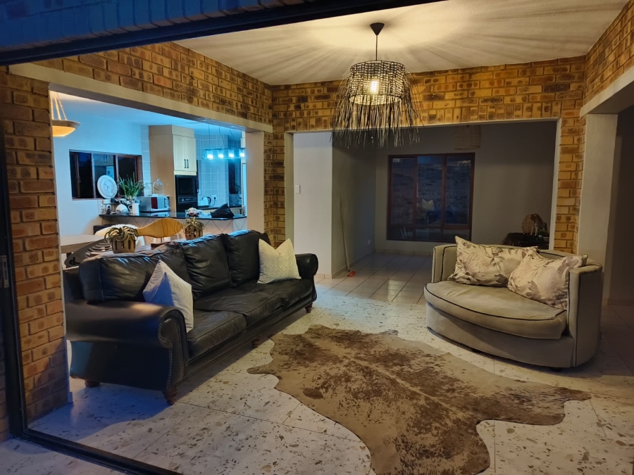 To Let 4 Bedroom Property for Rent in Silver Lakes Gauteng