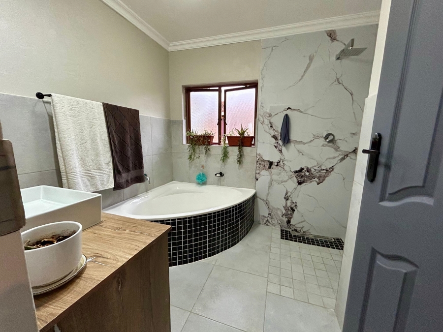 To Let 4 Bedroom Property for Rent in Silver Lakes Gauteng