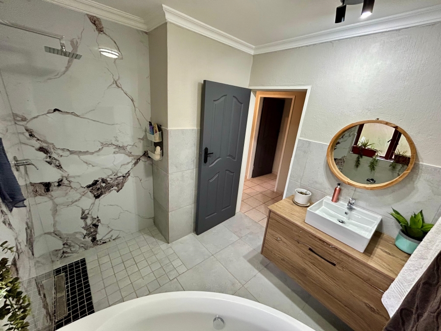 To Let 4 Bedroom Property for Rent in Silver Lakes Gauteng