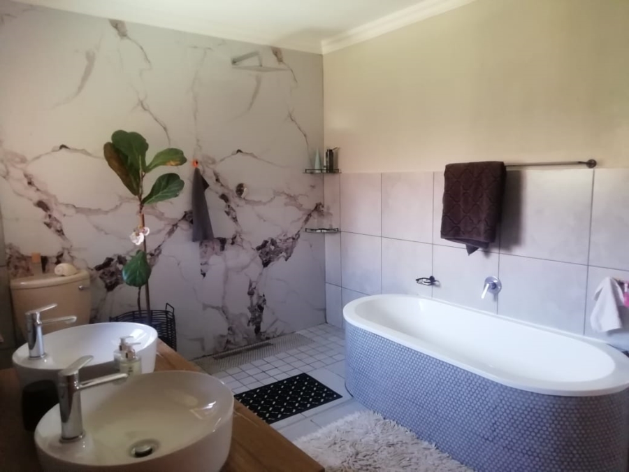 To Let 4 Bedroom Property for Rent in Silver Lakes Gauteng