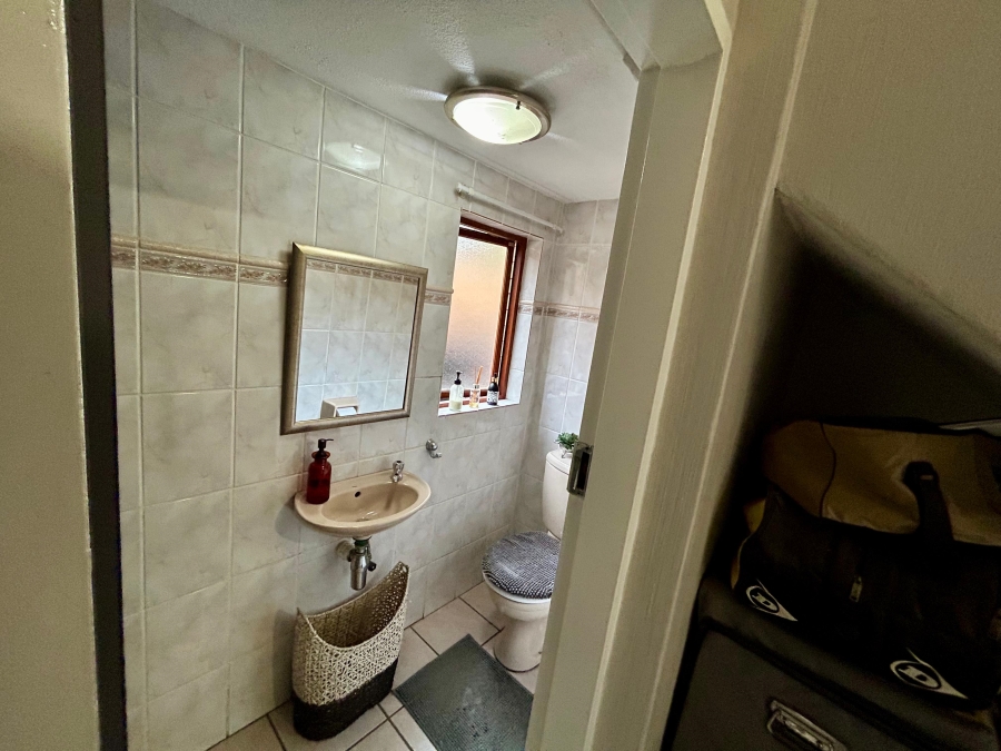 To Let 4 Bedroom Property for Rent in Silver Lakes Gauteng
