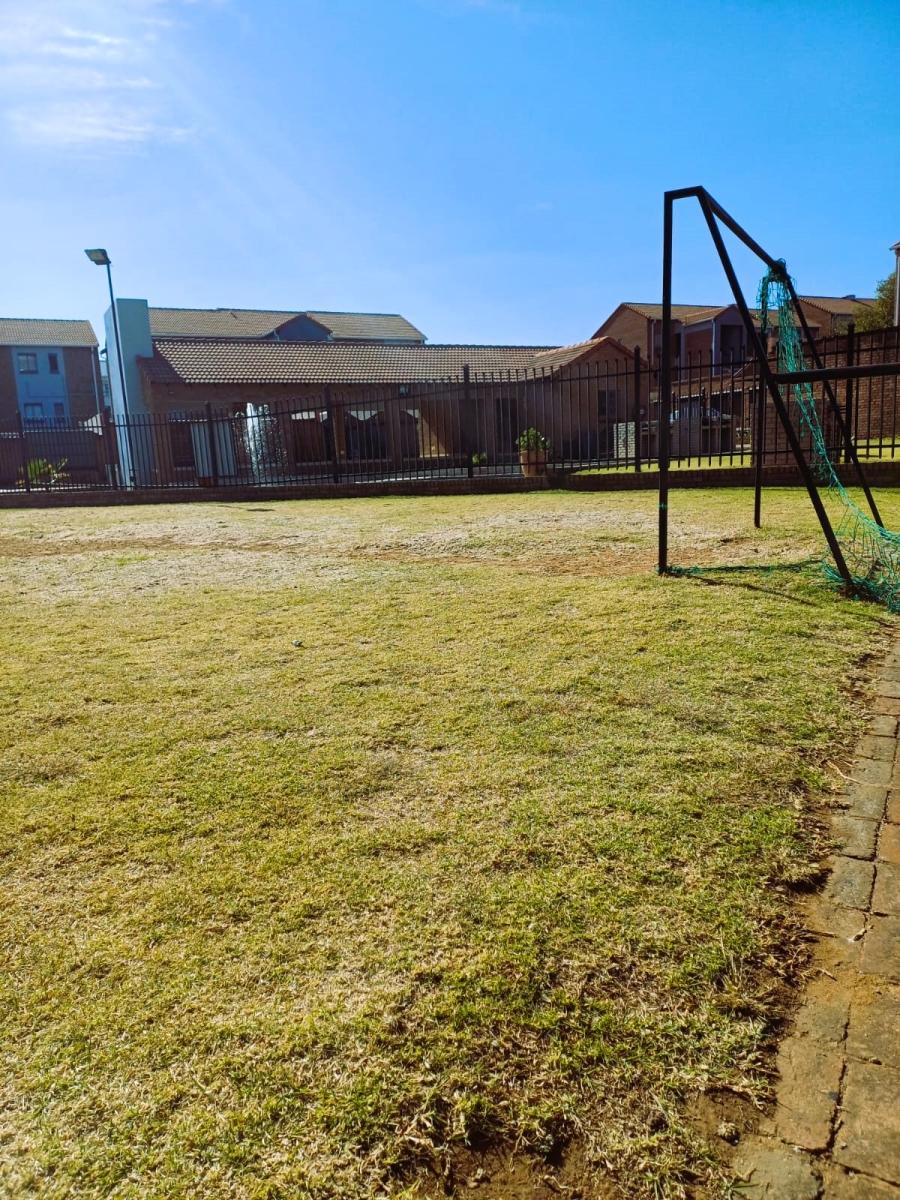 2 Bedroom Property for Sale in Vorna Valley Gauteng