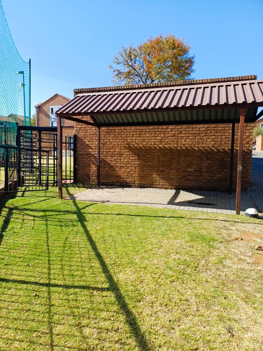 2 Bedroom Property for Sale in Vorna Valley Gauteng