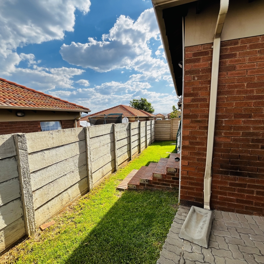 2 Bedroom Property for Sale in Olievenhoutbosch Gauteng