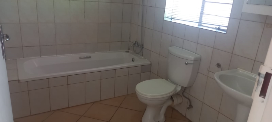 To Let 2 Bedroom Property for Rent in Fontainebleau Gauteng