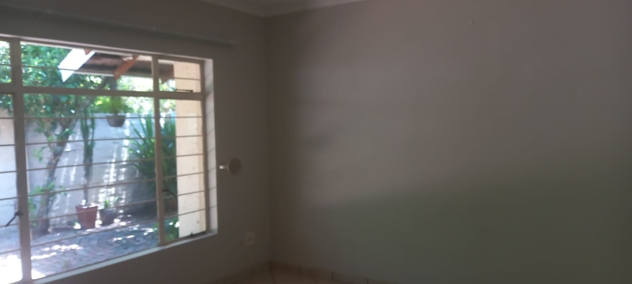 To Let 2 Bedroom Property for Rent in Fontainebleau Gauteng