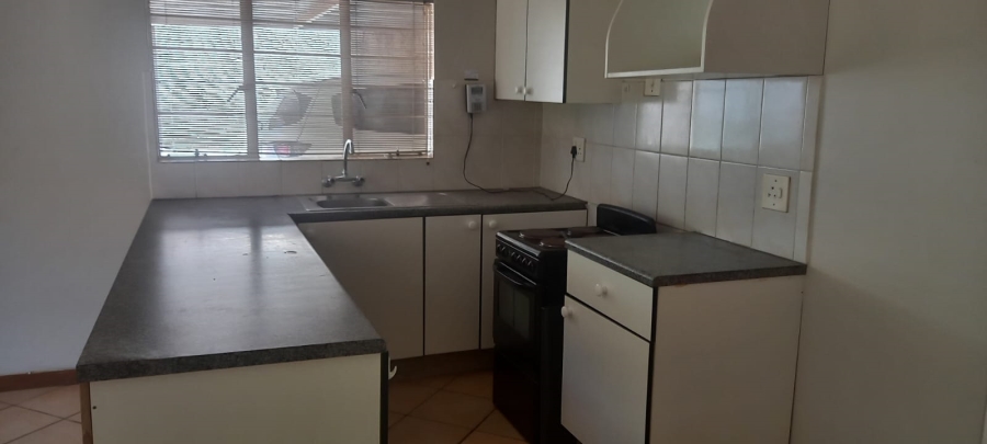 To Let 2 Bedroom Property for Rent in Fontainebleau Gauteng