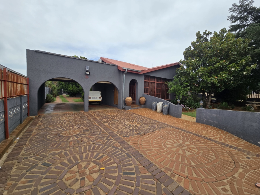 4 Bedroom Property for Sale in Oberholzer Gauteng