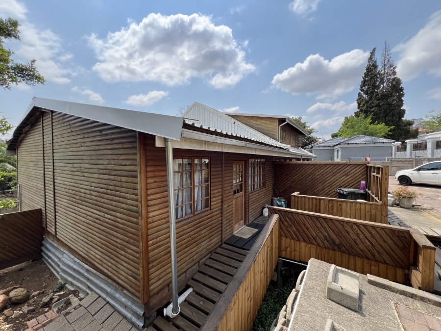 To Let 2 Bedroom Property for Rent in Mondeor Gauteng