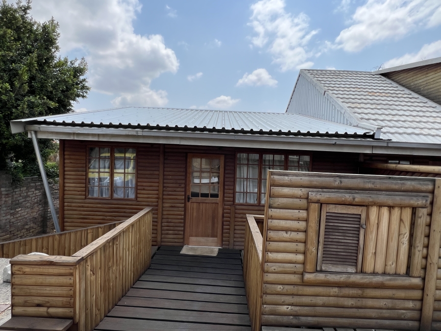 To Let 2 Bedroom Property for Rent in Mondeor Gauteng