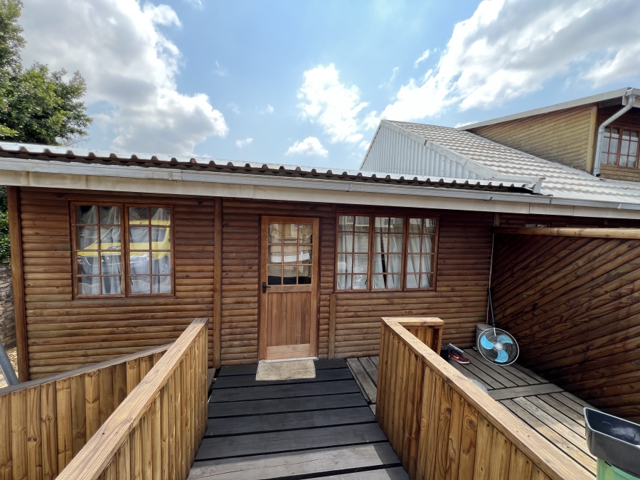 To Let 2 Bedroom Property for Rent in Mondeor Gauteng