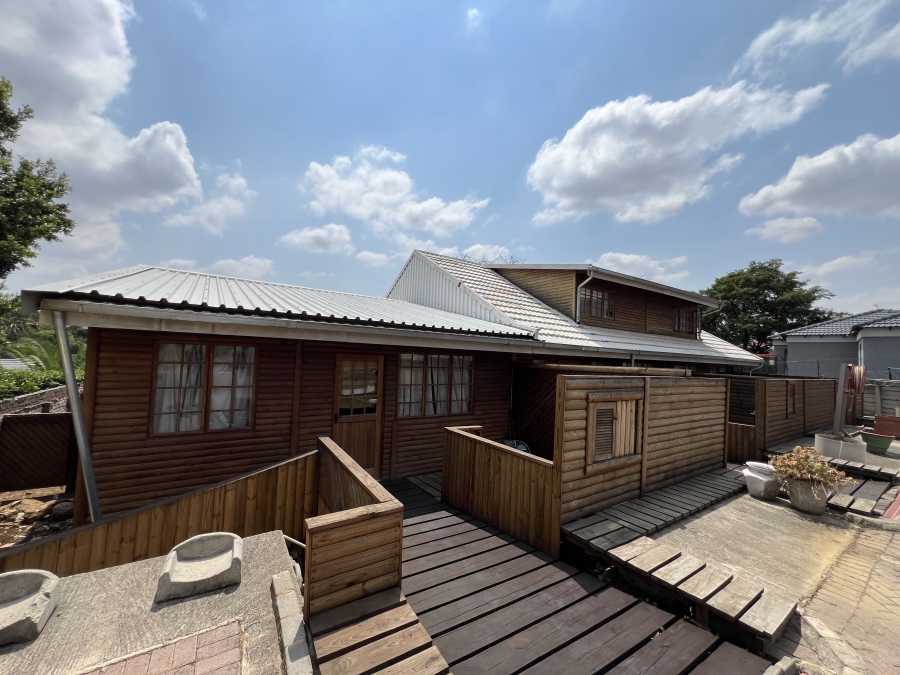 To Let 2 Bedroom Property for Rent in Mondeor Gauteng