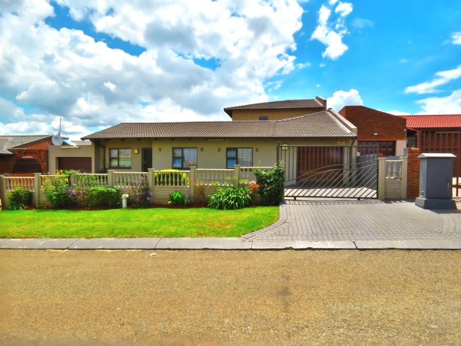 4 Bedroom Property for Sale in Lenasia South Gauteng