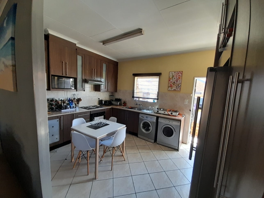 3 Bedroom Property for Sale in Mulbarton Gauteng