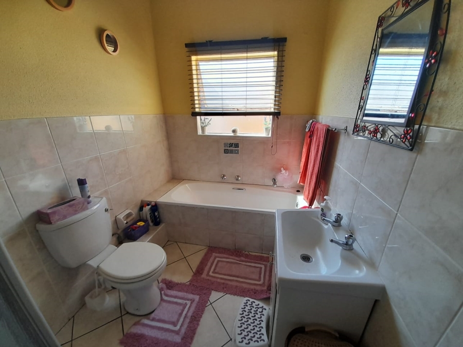 3 Bedroom Property for Sale in Mulbarton Gauteng