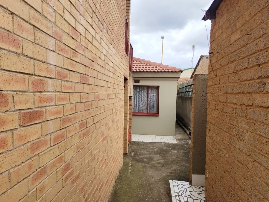 2 Bedroom Property for Sale in Emfihlweni Gauteng