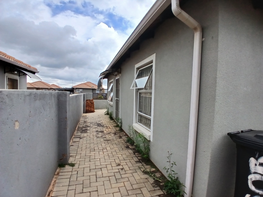 2 Bedroom Property for Sale in Lotus Gardens Gauteng