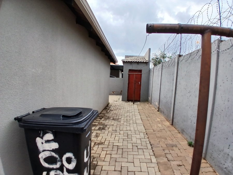 2 Bedroom Property for Sale in Lotus Gardens Gauteng
