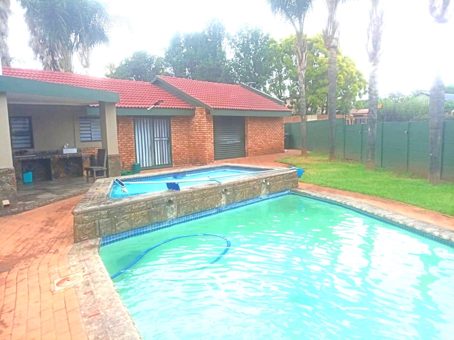 4 Bedroom Property for Sale in Petersfield Gauteng