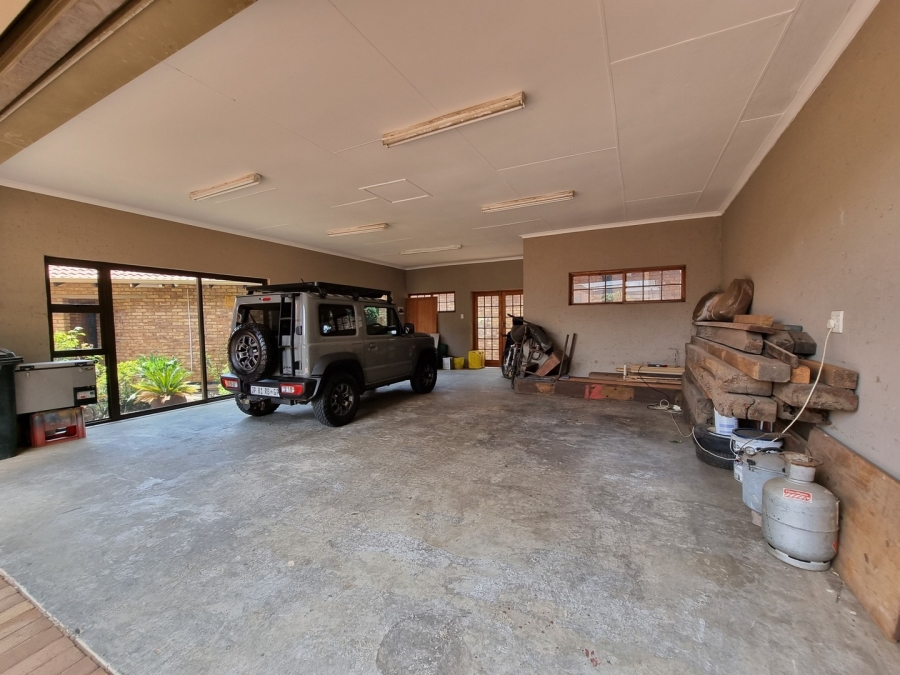 6 Bedroom Property for Sale in Sunward Park Gauteng