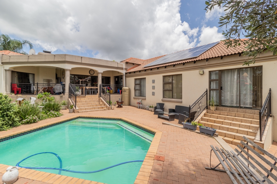 4 Bedroom Property for Sale in Ruimsig Noord Gauteng