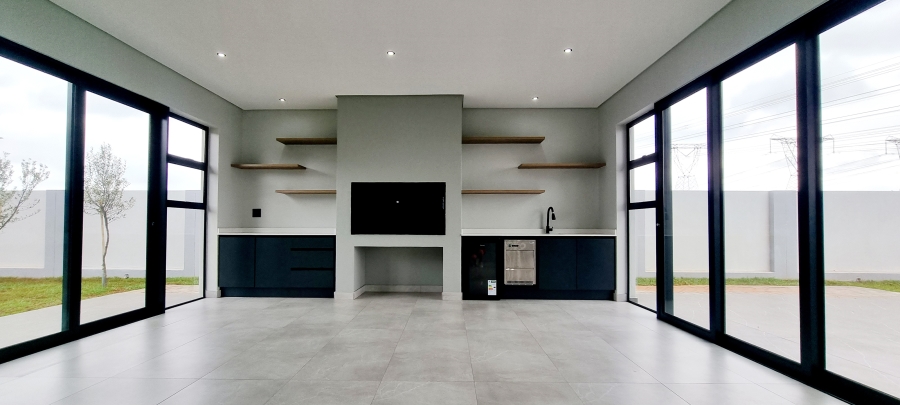 6 Bedroom Property for Sale in Midstream Heights Gauteng