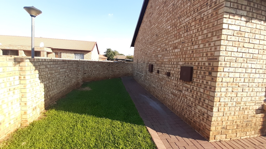 To Let 2 Bedroom Property for Rent in Golf Park Gauteng