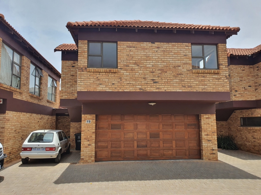 To Let 3 Bedroom Property for Rent in Glen Marais Gauteng