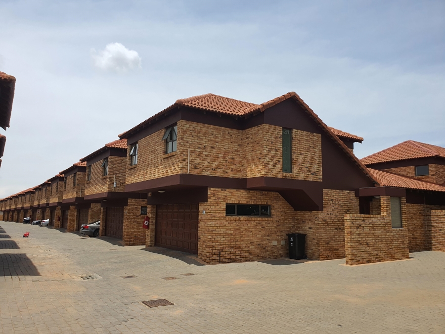 To Let 3 Bedroom Property for Rent in Glen Marais Gauteng