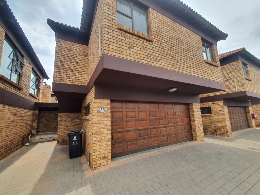 To Let 3 Bedroom Property for Rent in Glen Marais Gauteng
