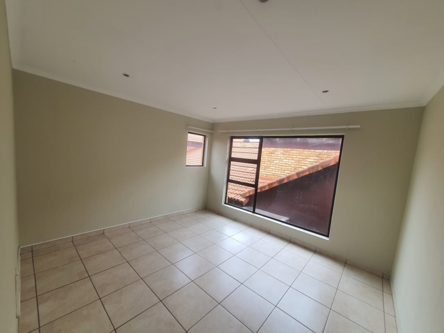 To Let 3 Bedroom Property for Rent in Glen Marais Gauteng