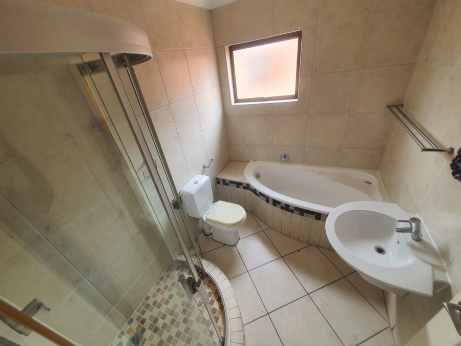 To Let 3 Bedroom Property for Rent in Glen Marais Gauteng