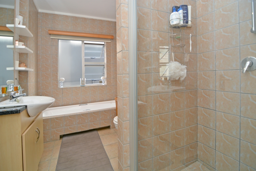 2 Bedroom Property for Sale in Hurlingham Gauteng