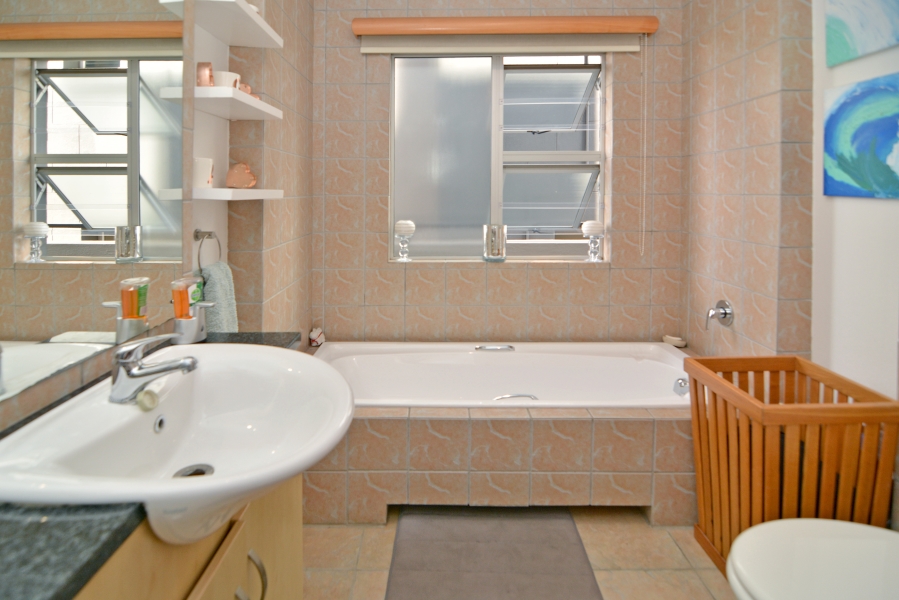 2 Bedroom Property for Sale in Hurlingham Gauteng