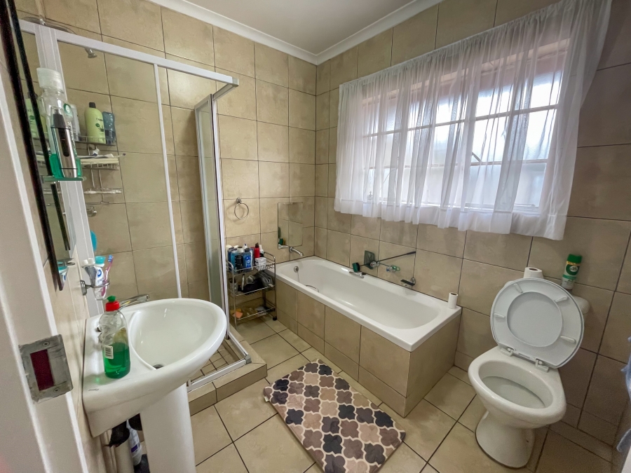 4 Bedroom Property for Sale in Brackenhurst Gauteng