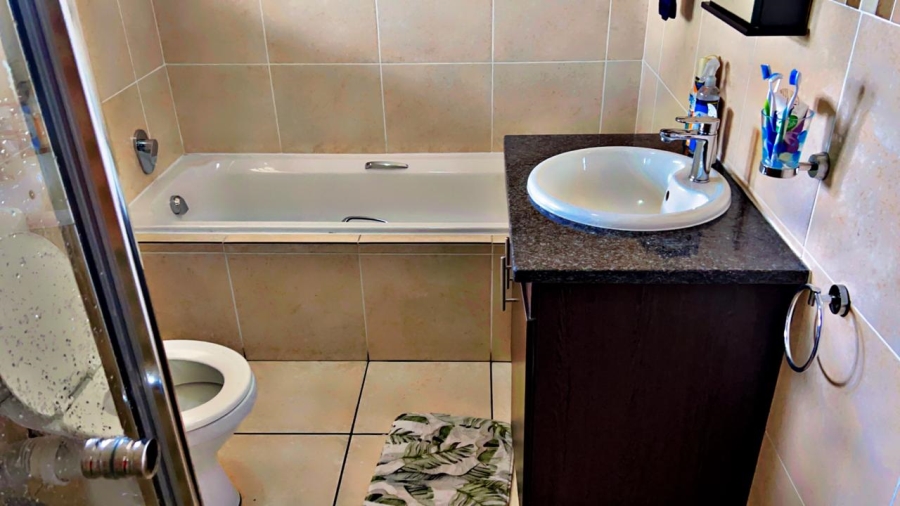 2 Bedroom Property for Sale in Mulbarton Gauteng