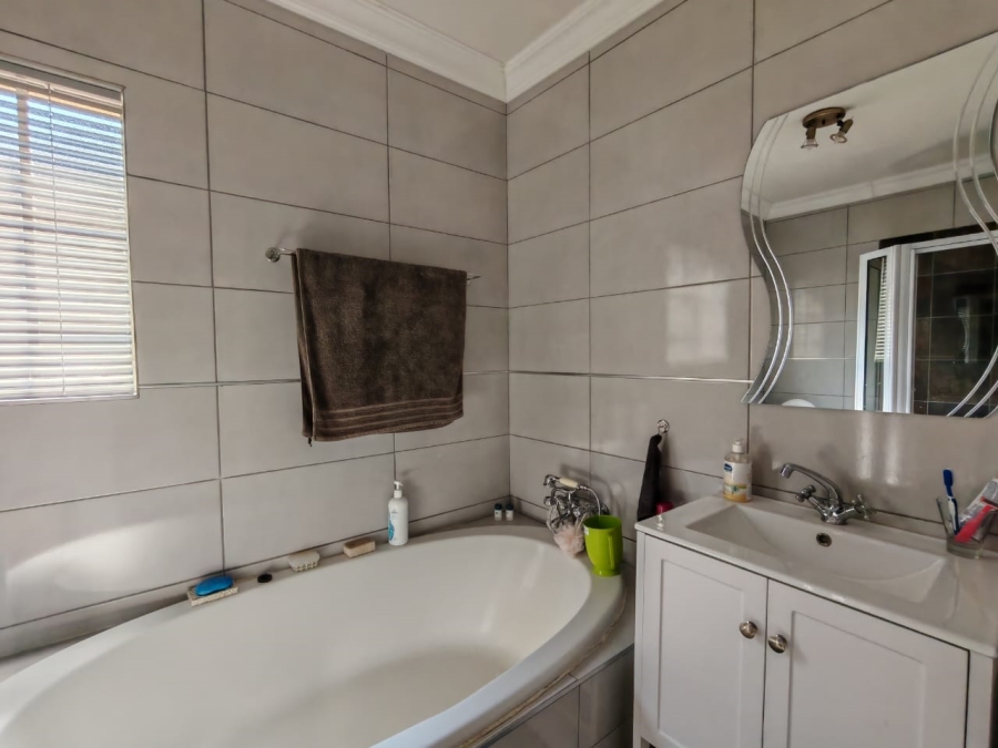 3 Bedroom Property for Sale in Helderstrome AH Gauteng