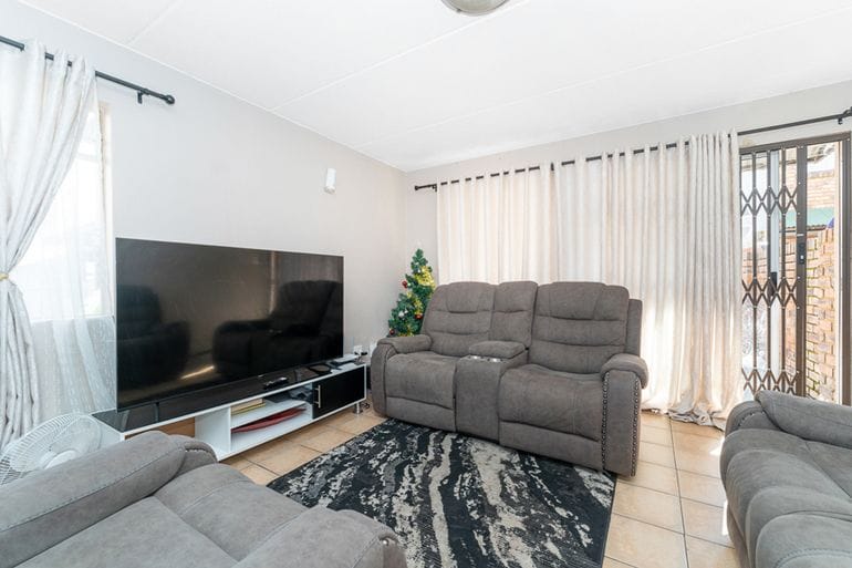 2 Bedroom Property for Sale in Edleen Gauteng