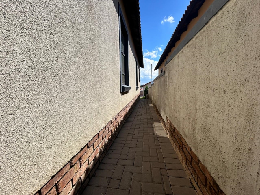 3 Bedroom Property for Sale in Kosmosdal Gauteng