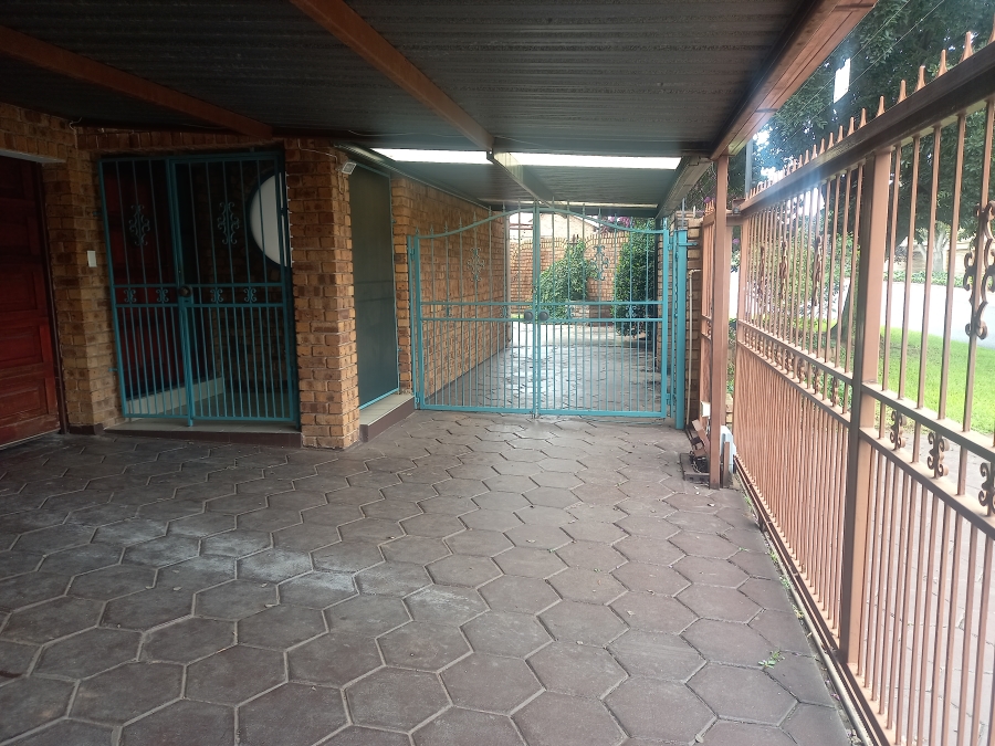 To Let 3 Bedroom Property for Rent in Farrarmere Gauteng