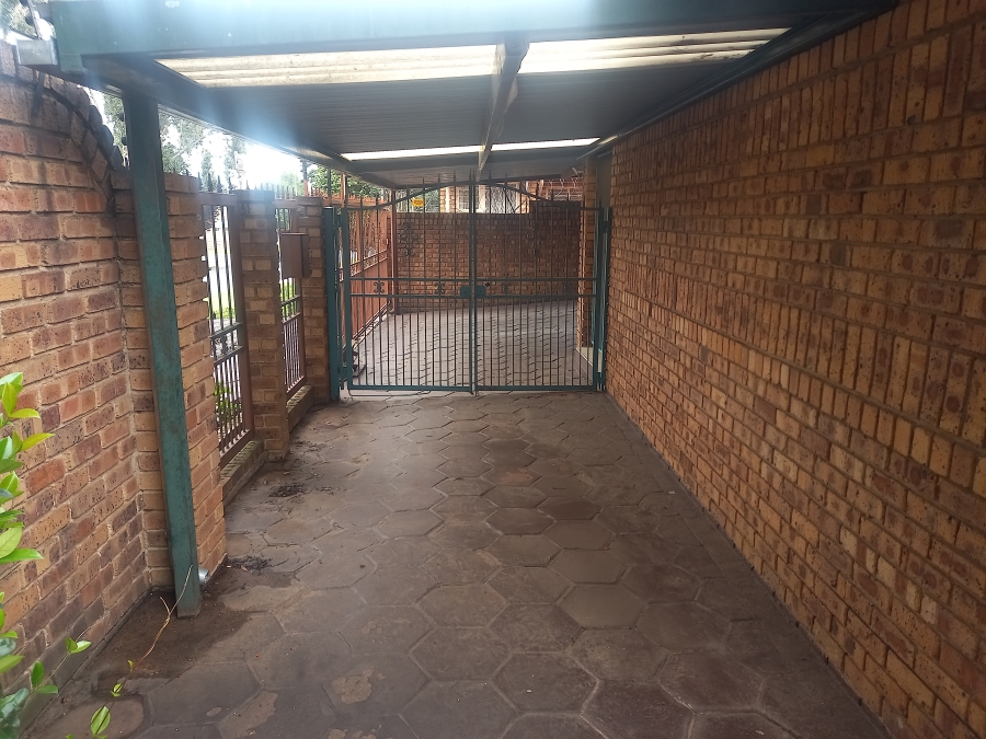 To Let 3 Bedroom Property for Rent in Farrarmere Gauteng