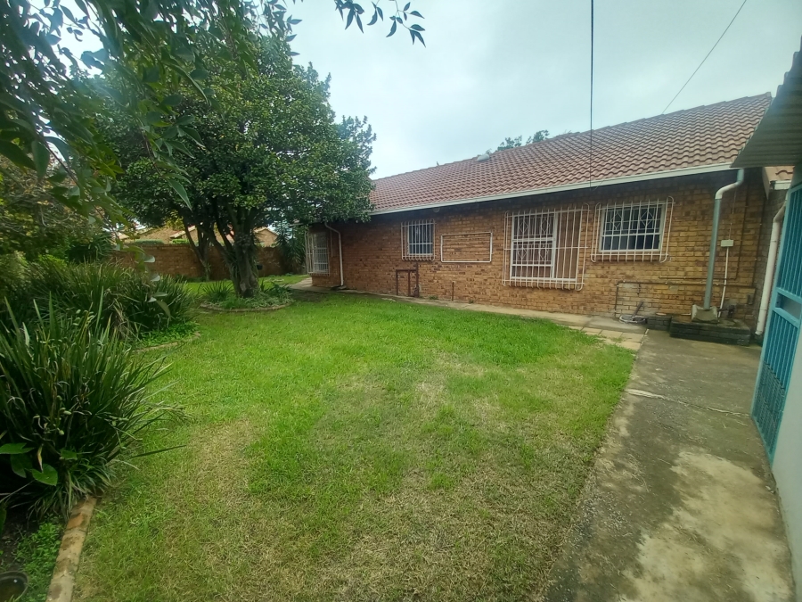 To Let 3 Bedroom Property for Rent in Farrarmere Gauteng