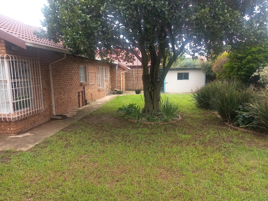 To Let 3 Bedroom Property for Rent in Farrarmere Gauteng