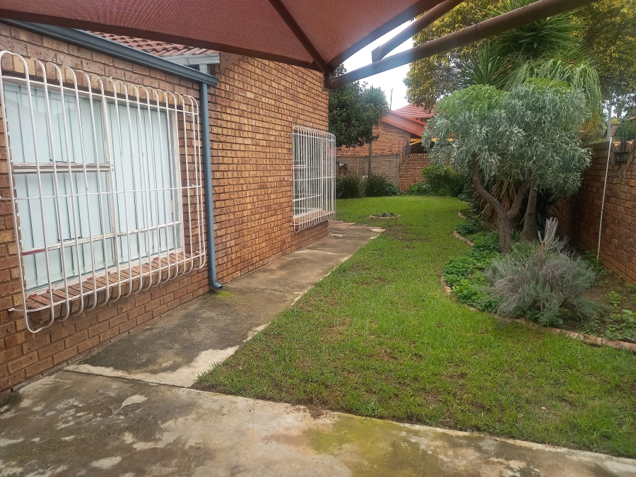 To Let 3 Bedroom Property for Rent in Farrarmere Gauteng