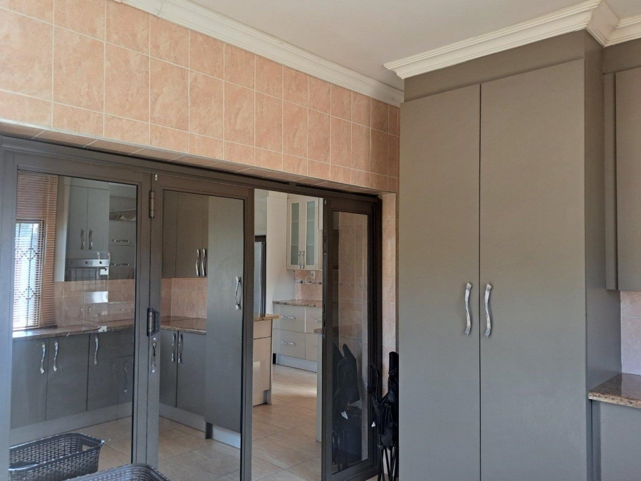 5 Bedroom Property for Sale in Rietvlei View Gauteng